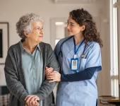 Personnel soignant avec une personne âgée